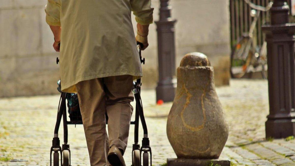 A presó després de robar-li la bossa a una dona de 84 anys amb caminador