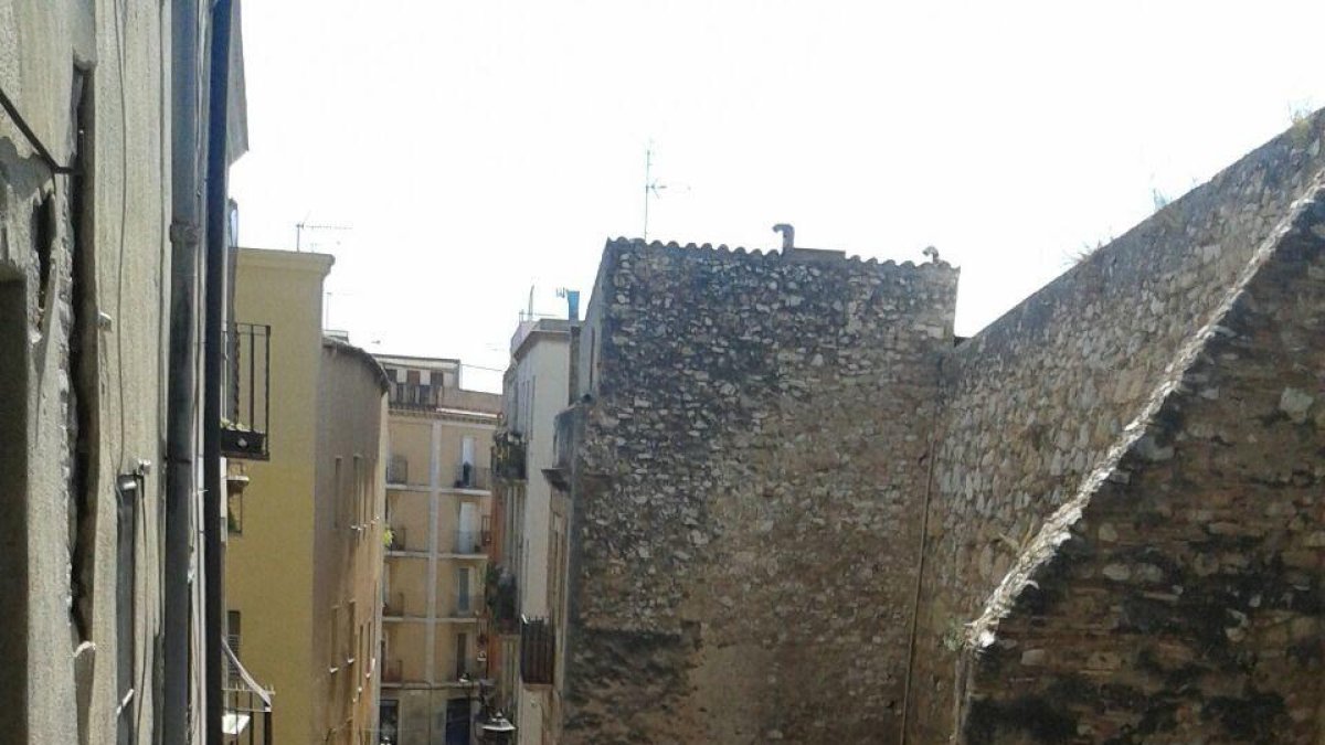 Els turistes 'abandonen' un trenet atrapat a la Baixada del Roser