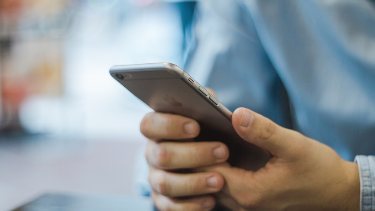 Detenida una menor por robar móviles con los dientes de una tienda Apple
