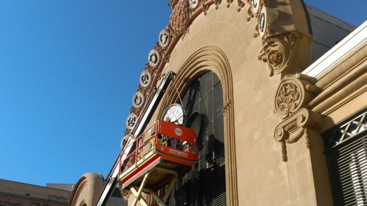 Instalan el reloj del Mercado Central