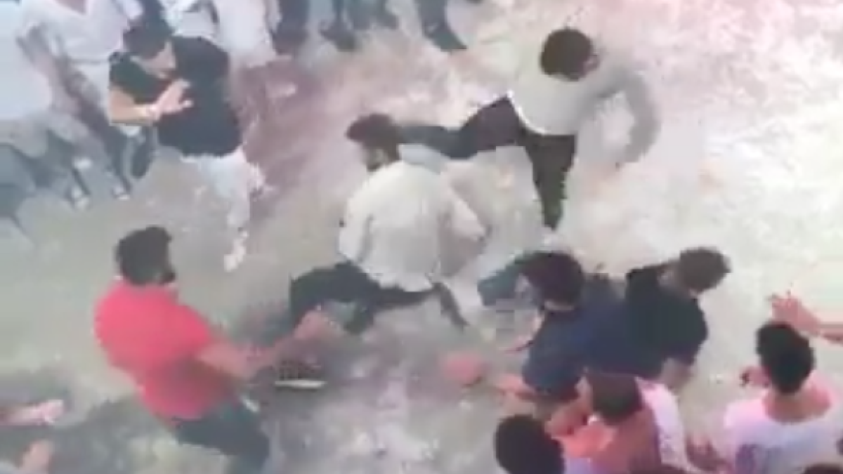 La cámara de seguridad del local registró la pelea.