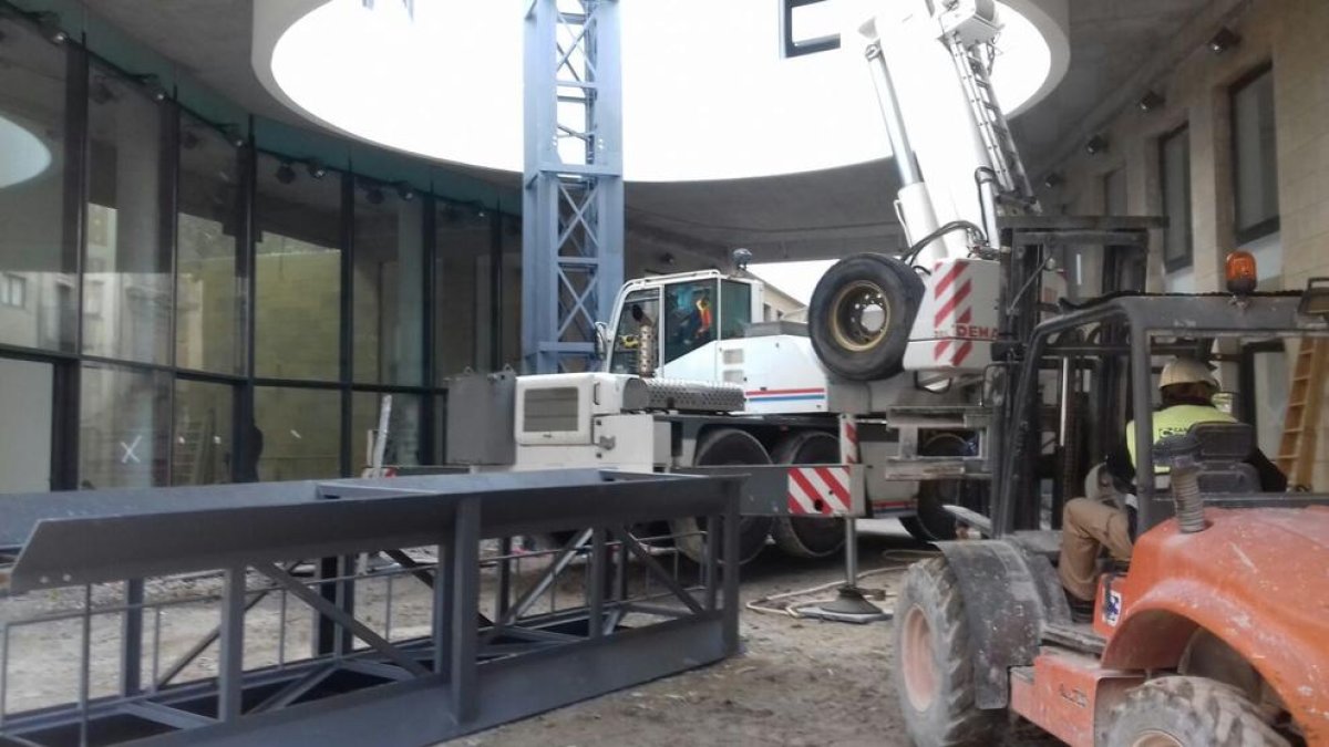 Col·loquen la torre de llum al Museu Casteller de Catalunya