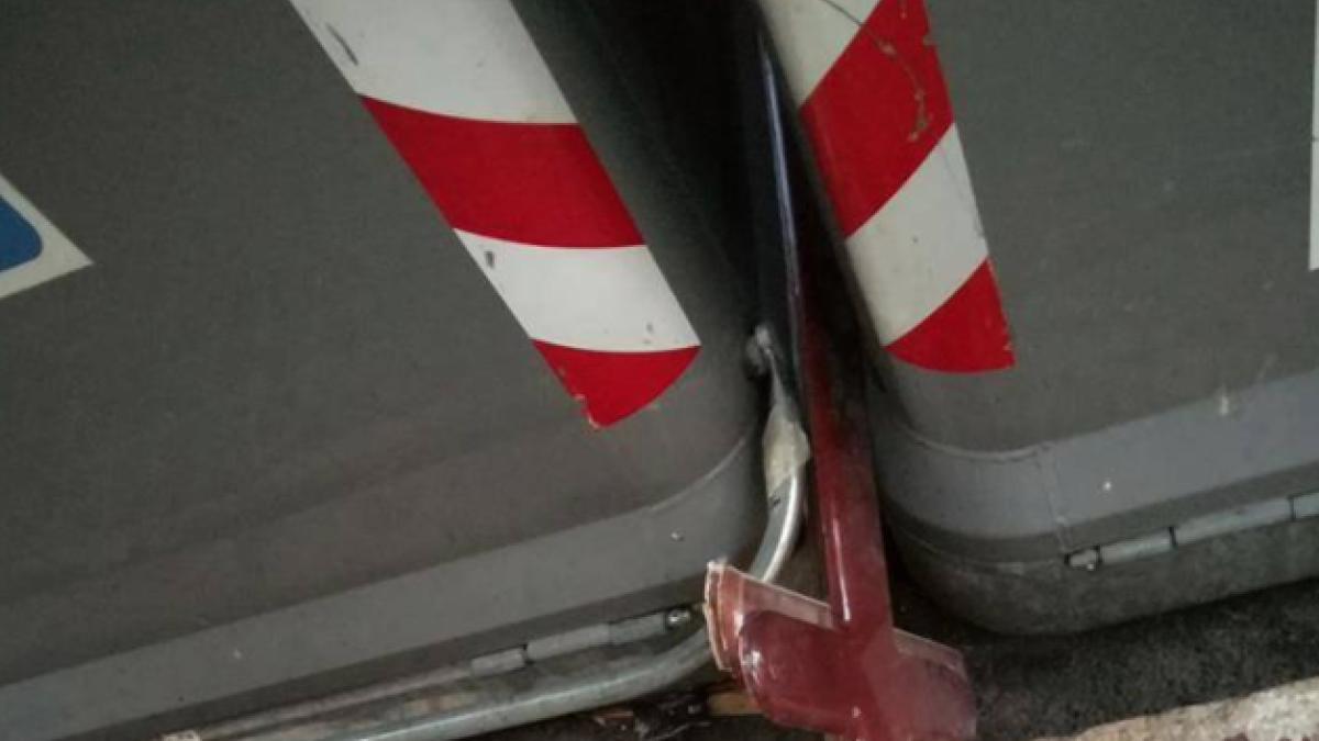 Un vecino encuentra dos cruces de taüd en un contenedor de Tarragona