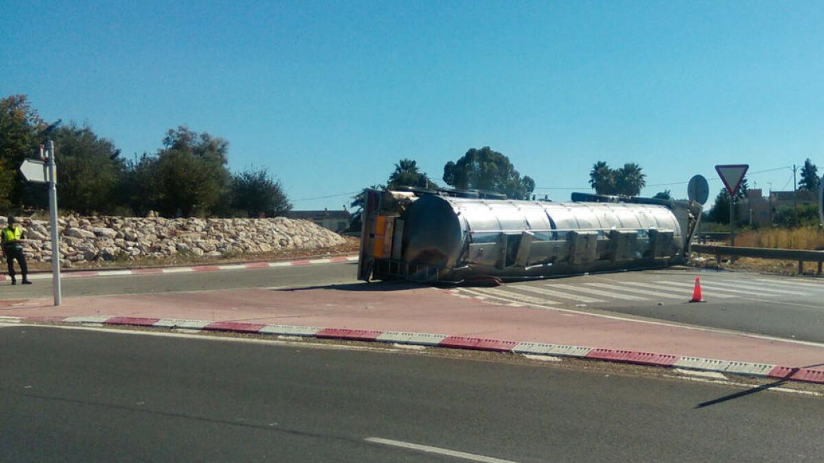 Un camión que transportaba zumo de fruta sufre un aparatoso accidente en una rotonda