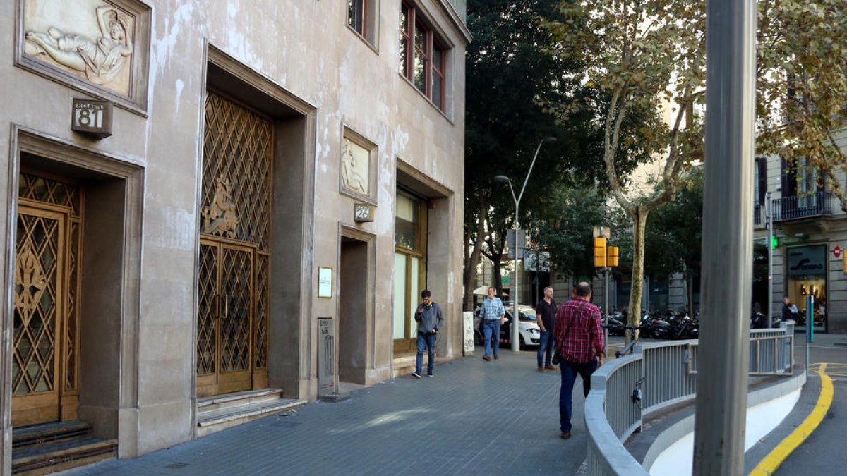 Los Mossos entran en Salud y Justicia para retirar lazos amarillos y carteles políticos