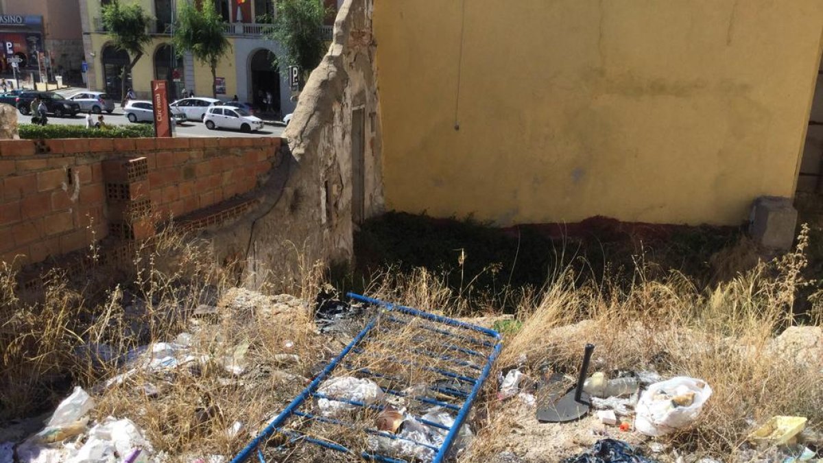 Una vuelta abandonada del Circ Romà se convierte en un vertedero ilegal