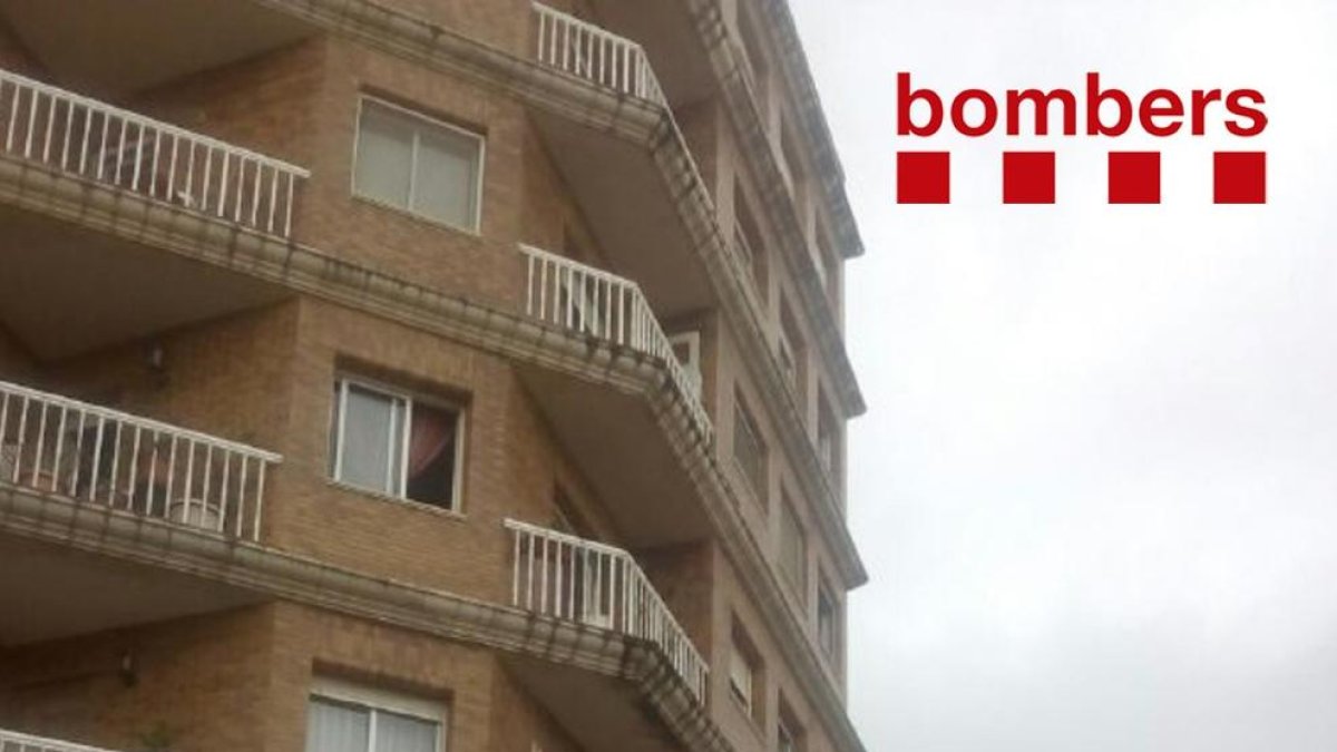 Atenen deu persones per un incendi en un habitatge d'Amposta