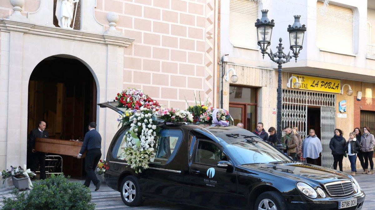 Una gran multitud acomiada a Carmen Ginés