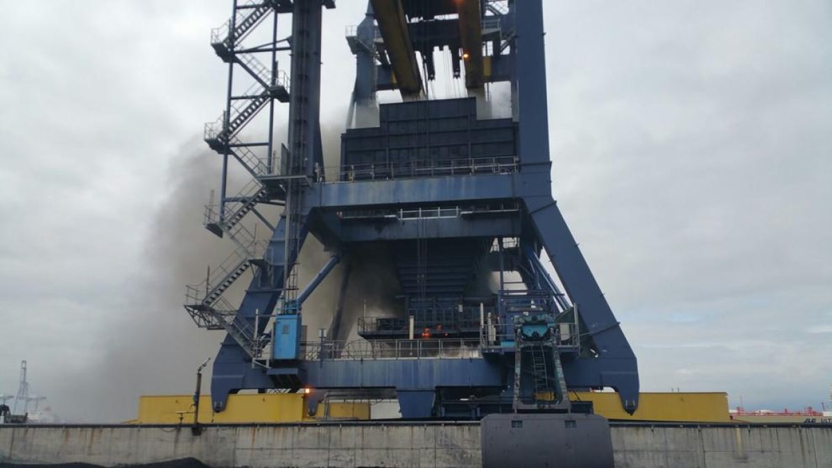 Cremen els baixos d'una grua al port de Tarragona