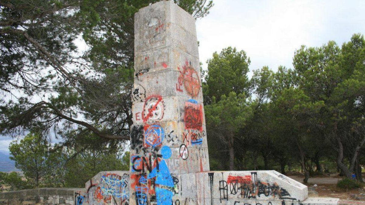 Gandesa demana la retirada del monument franquista del Coll del Moro