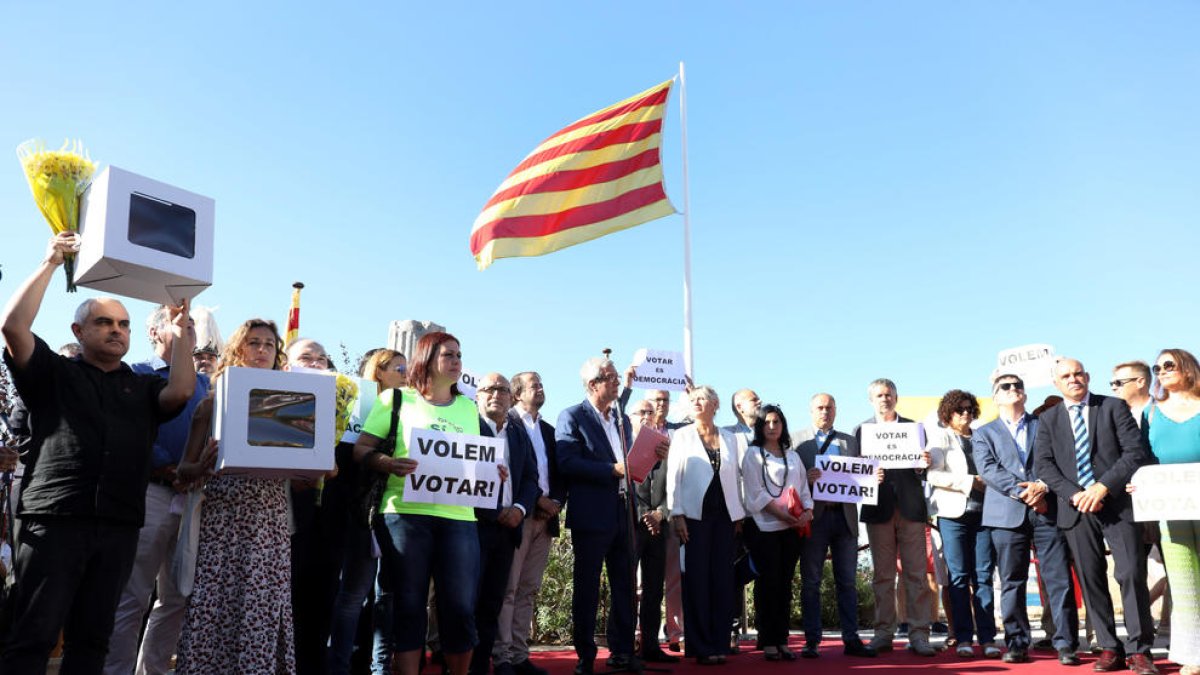Un centenar de independentistas regañan en Ballesteros en el acto institucional de la Festividad en Tarragona