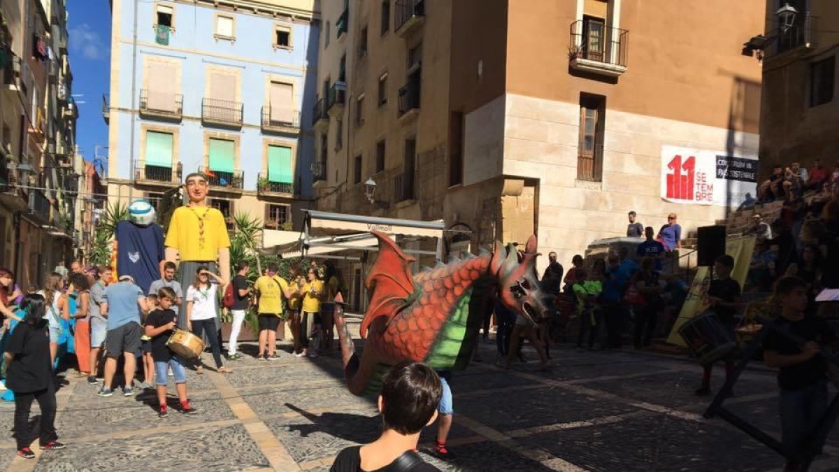 El pasacalle organizado por la Coordinadora llena las calles de Tarragona