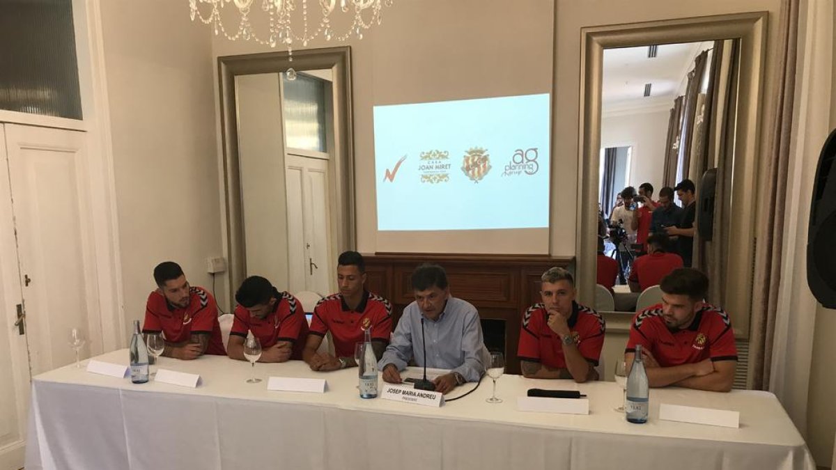El Nàstic presenta cinc jugadors de cop