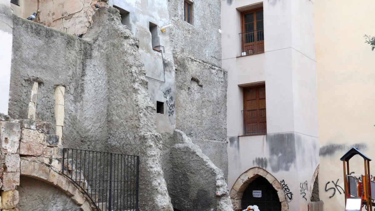Preocupa una zona de jocs per la situació d'un edifici veí
