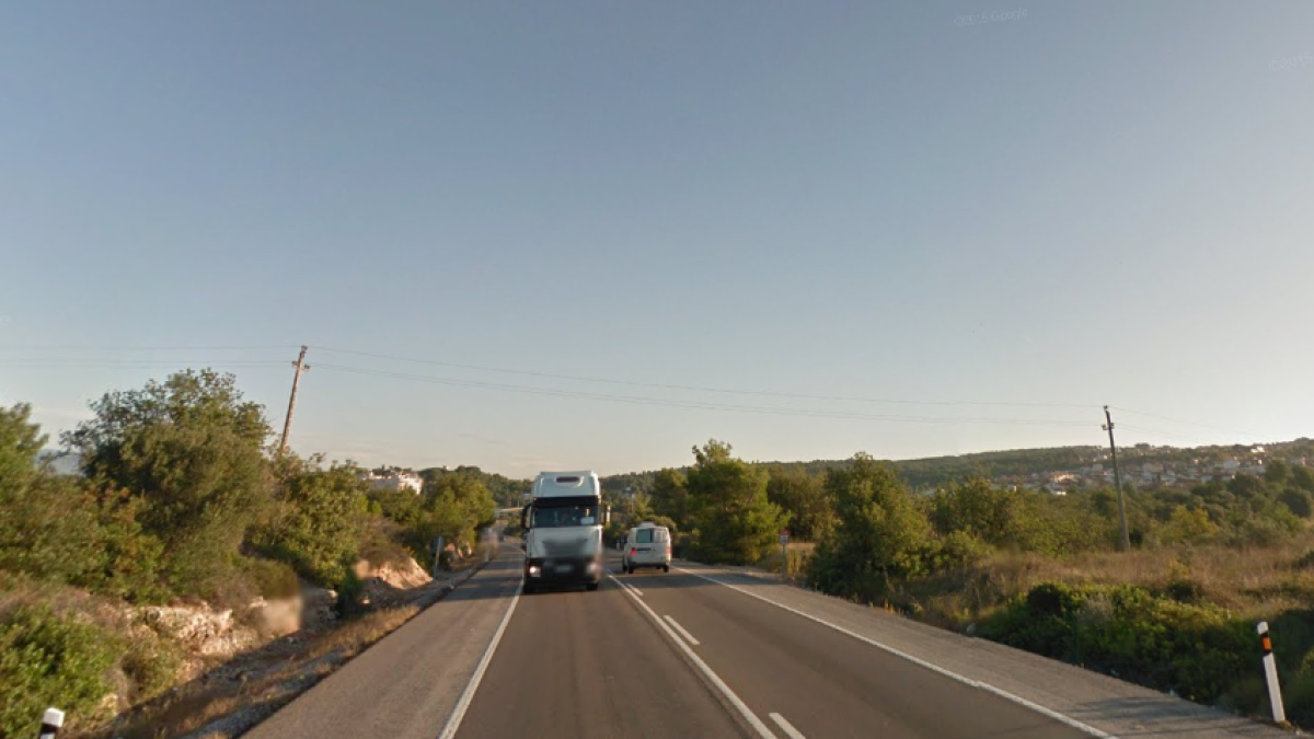 Un accident entre un turisme i un camió al Vendrell causa una fuita de gasolina