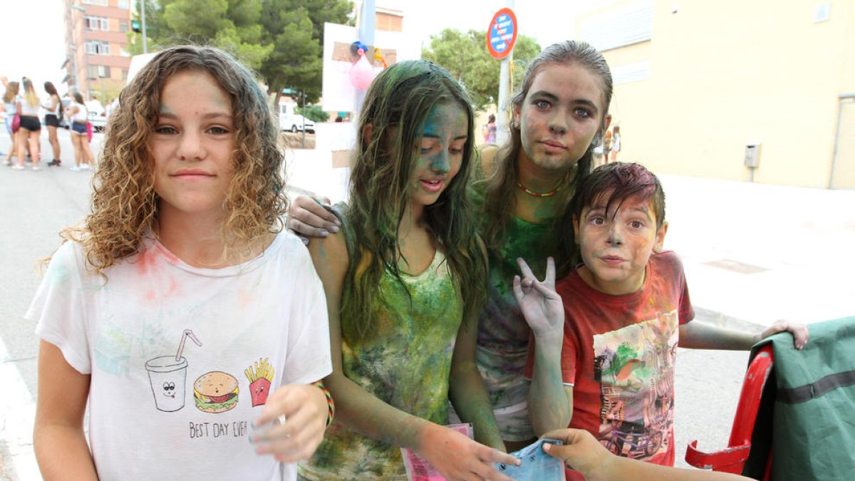 La Comparsa de La Unió celebra els 25 anys amb centenars de persones