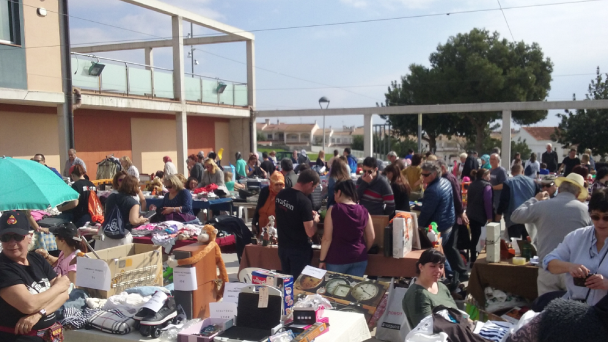 Cerca de un millar de personas pasean por el 12º Mercado de intercambio y segunda mano de Cunit