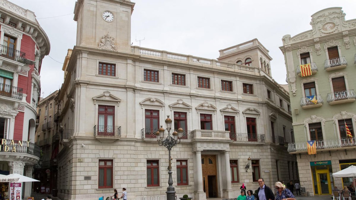 Prop de 8.700 contribuents deixen de pagar tributs municipals per avançat