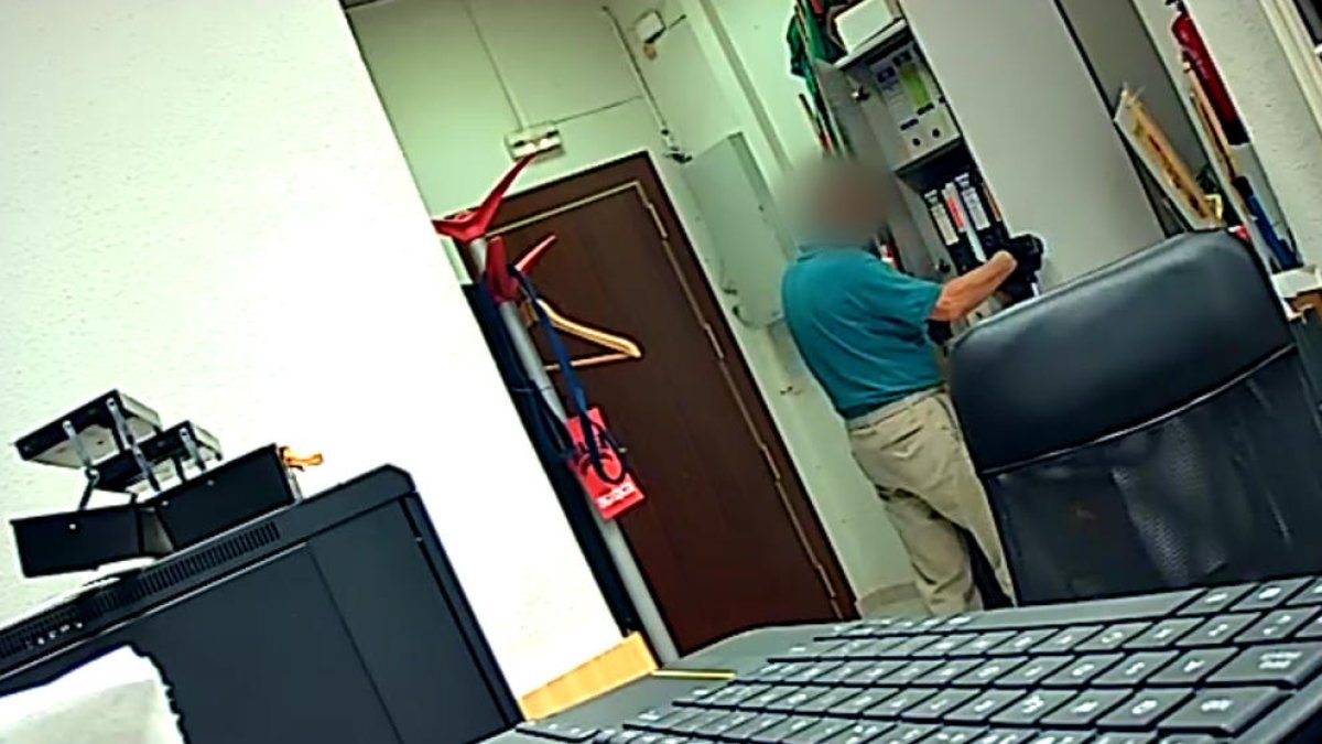 Dos jubilados de Barcelona se conocen en una subasta y se unen para cometer treinta robos en oficinas