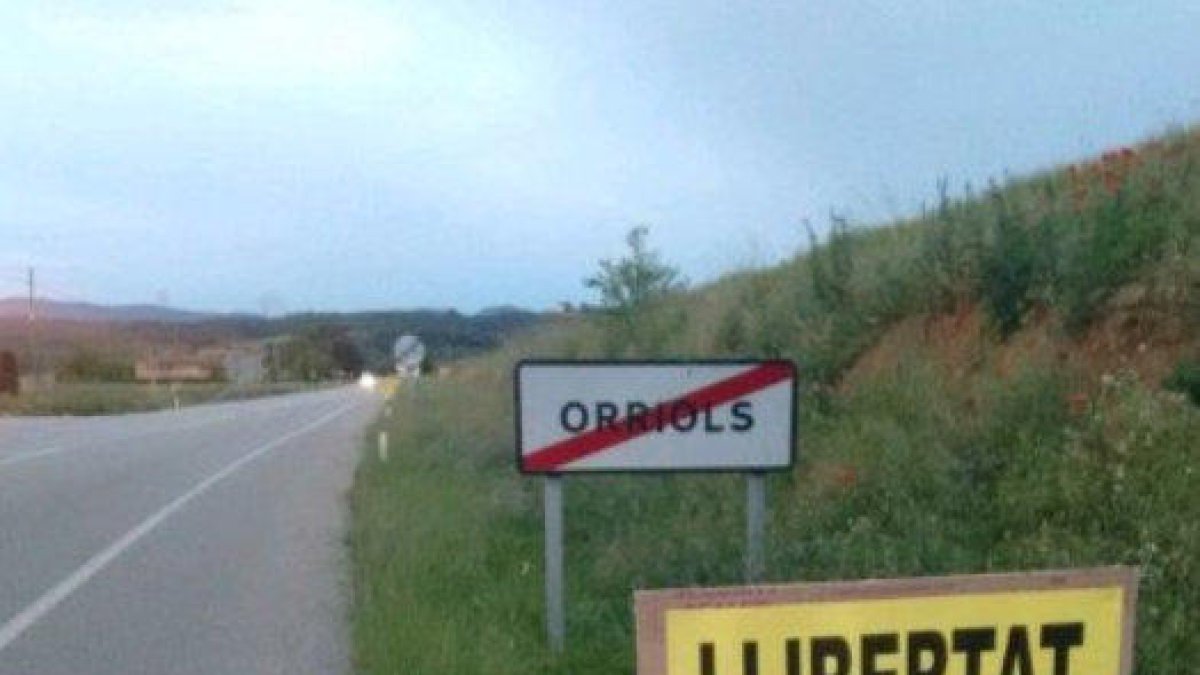 Els CDR pengen cartells reivindicatius a l'N-II a Girona per convertir-la en la «carretera de la República»