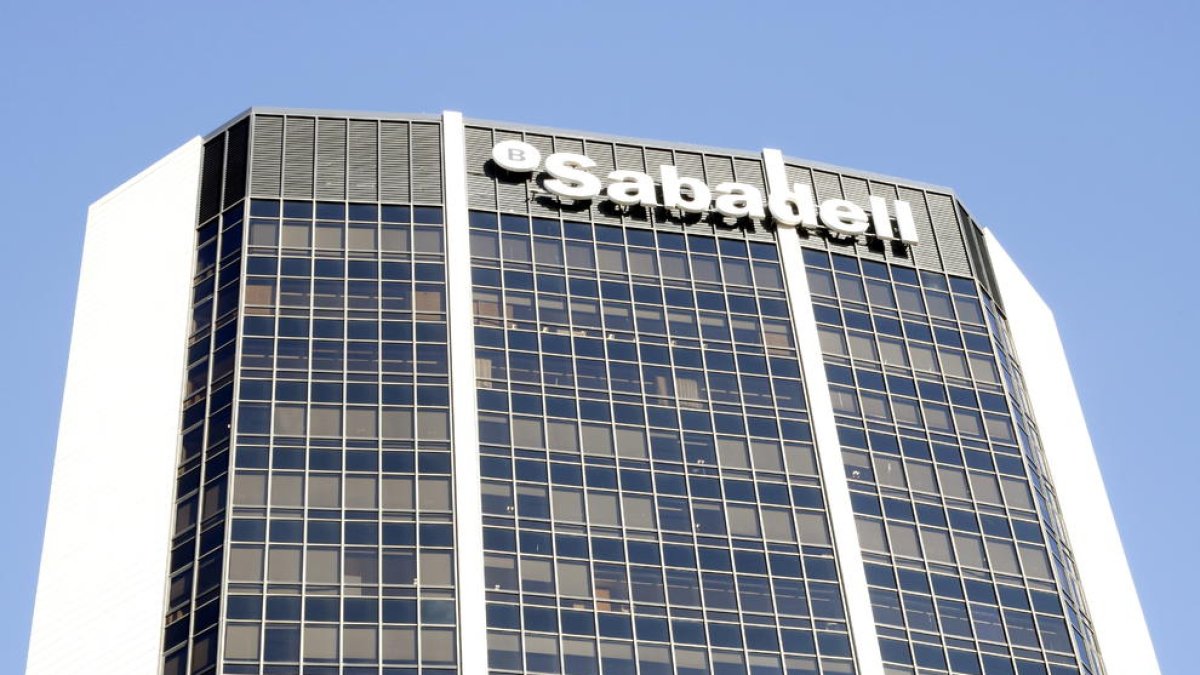 Banc Sabadell comunica a los trabajadores que cambia de sede por la reacción de la clientela de fuera de Cataluña
