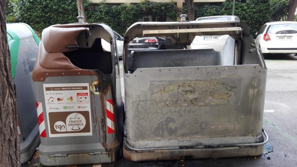 Queman dos contenedores en la calle Mossèn Salvador Ritort i Faus