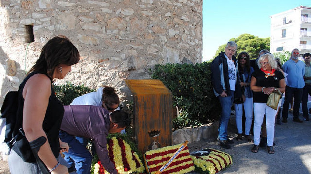 Mont-roig conmemora la Diada con ofrendas florales en dos puntos emblemáticos del municipio