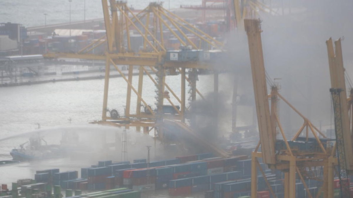El vaixell que va provocar un incendi al port de Barcelona salpa cap a Tànger