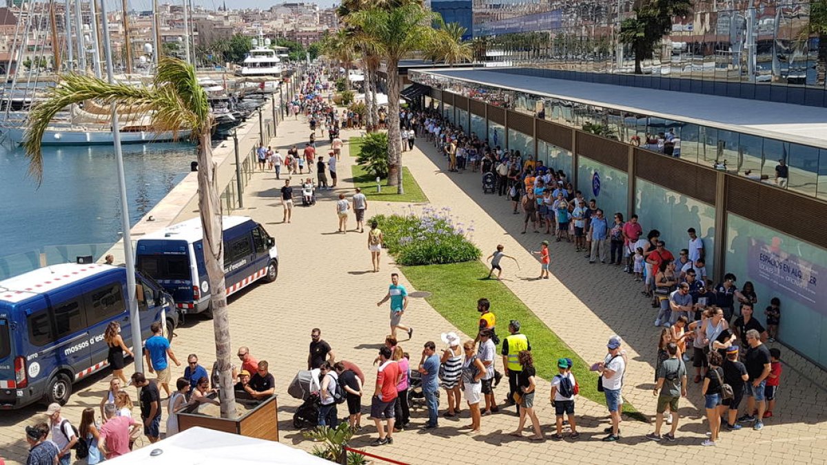 Interminables colas para ver el portaaviones Juan Carlos I
