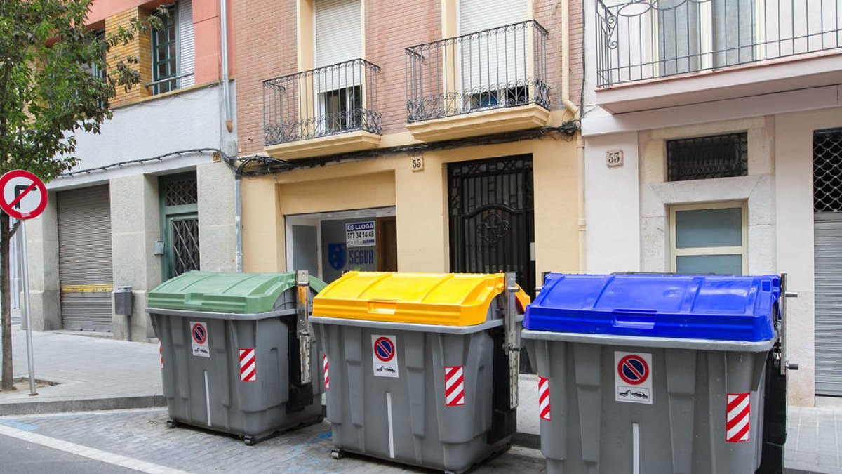 Reus treu a subhasta 350 contenidors en desús arran d'incendis o avaries