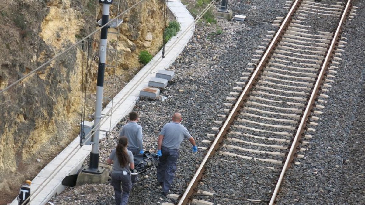 Les restes trobades a la via són d'un home d'entre 40 i 50 anys