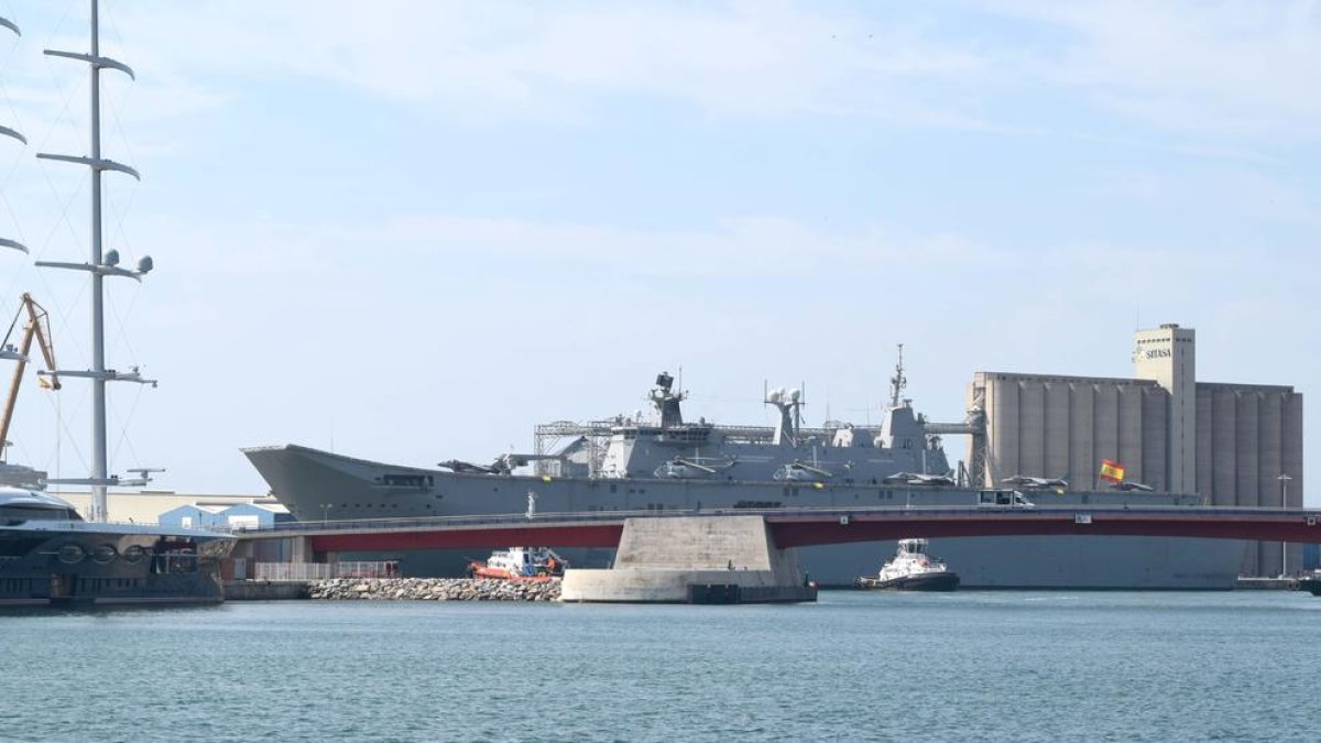 El portaavions espanyol Juan Carlos I ja 'domina' el Port de Tarragona