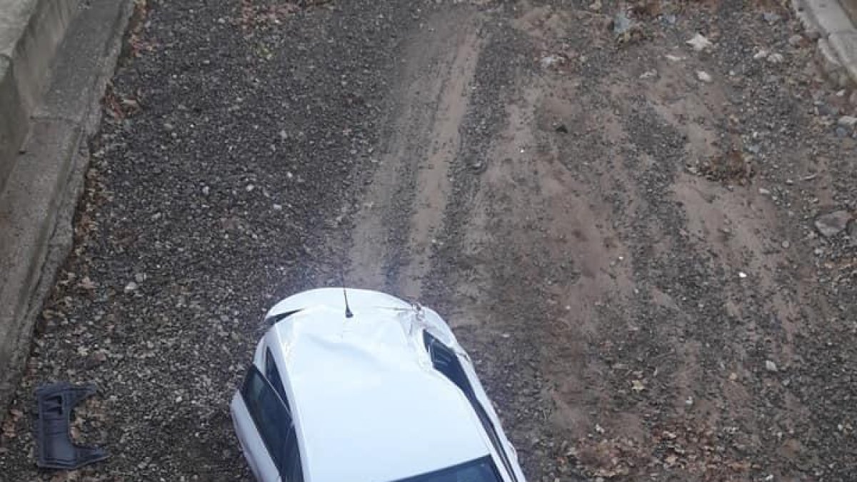 Un cotxe cau per un pont a Cambrils