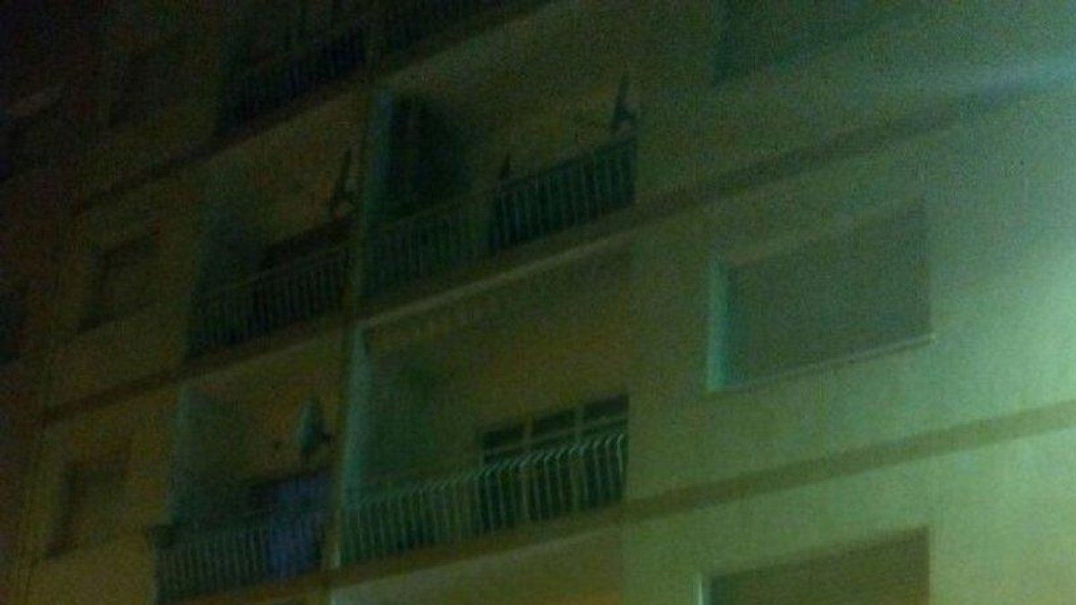 Cinc desallotjats per l'incendi d'uns comptadors elèctrics a Amposta