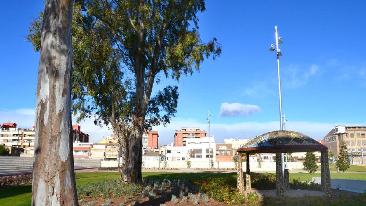 Instal·len jocs esportius i de lleure al parc de la zona de Mas Mainer