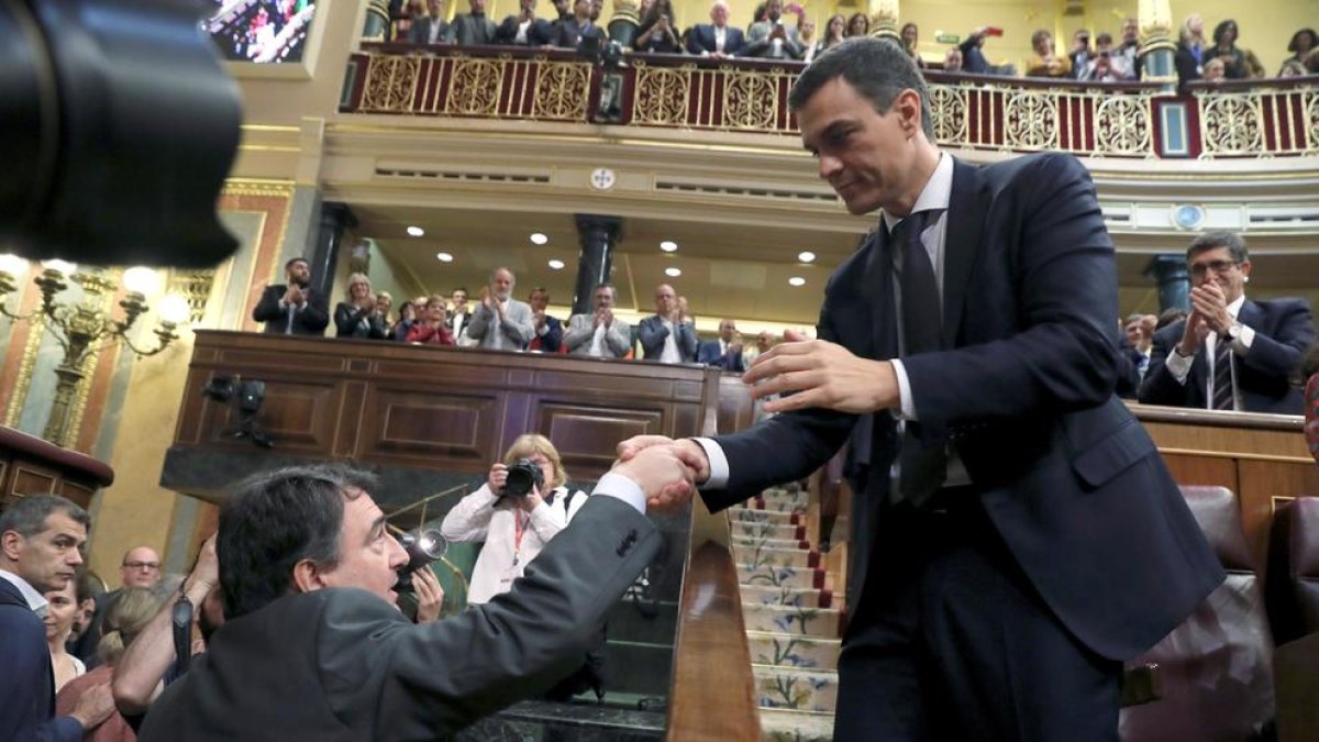 El Congrés aprova la moció de censura de Sánchez i posa punt i final a set anys de govern de Rajoy