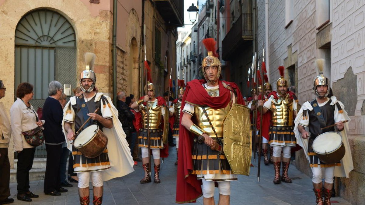 Els Torns de Guàrdia dels Armats de la Sang omplen la plaça del Rei