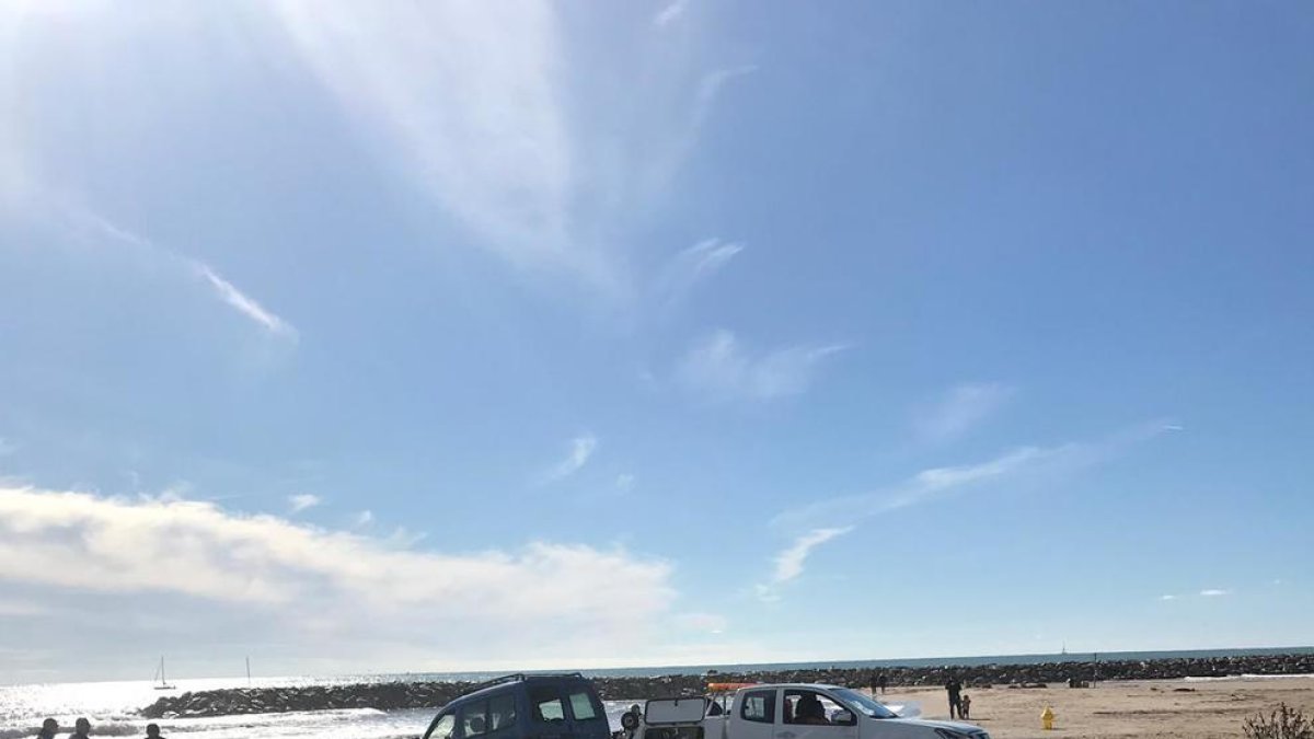 Apareix una furgoneta a la platja de Cunit