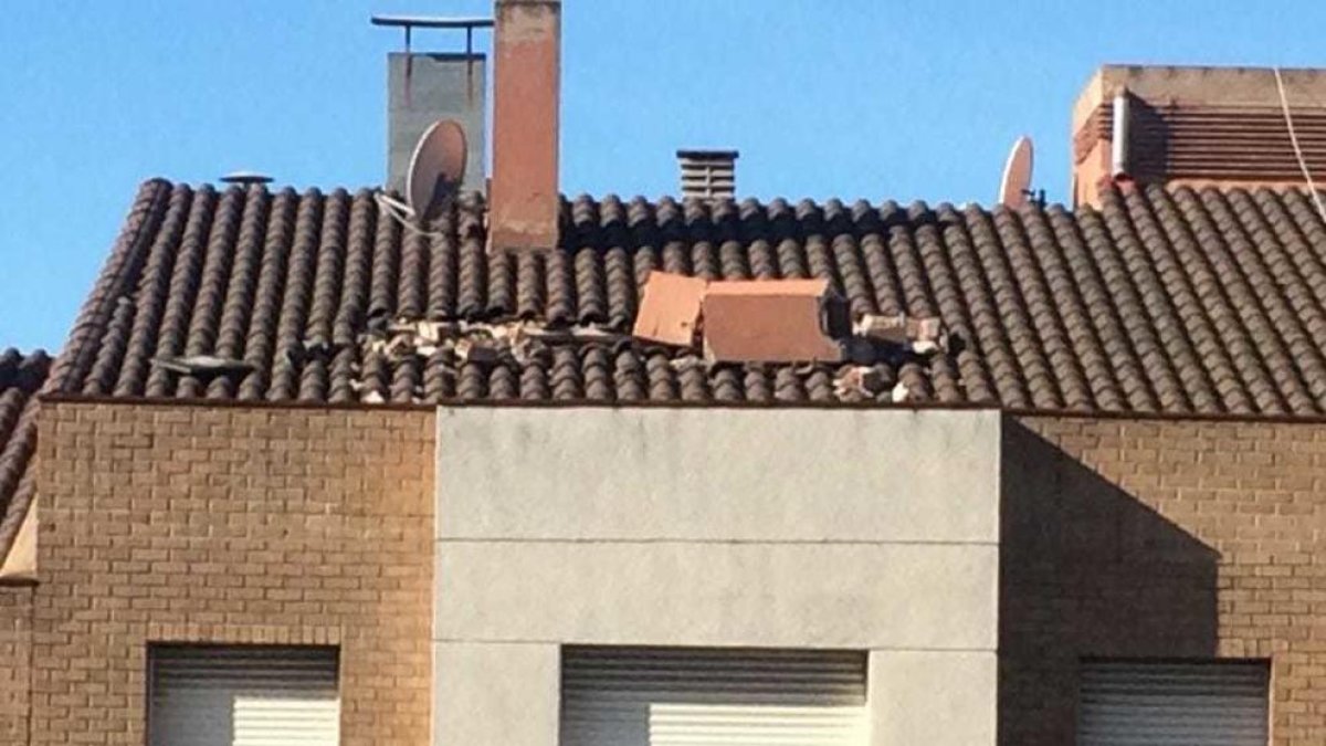 Una chimenea pone en riesgo a los vecinos de Sant Pere y Sant Pau