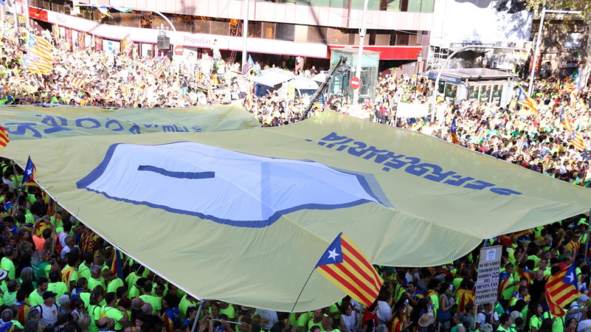 La urna, la paloma y los 'sí' se unen en el Paseo de Gracia con Aragón