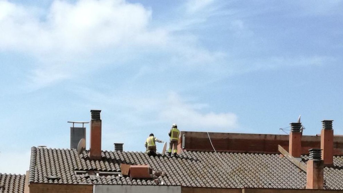 Retiran la chimenea que estaba a punto de caer de un bloque de pisos de Sant Pere i Sant Pau