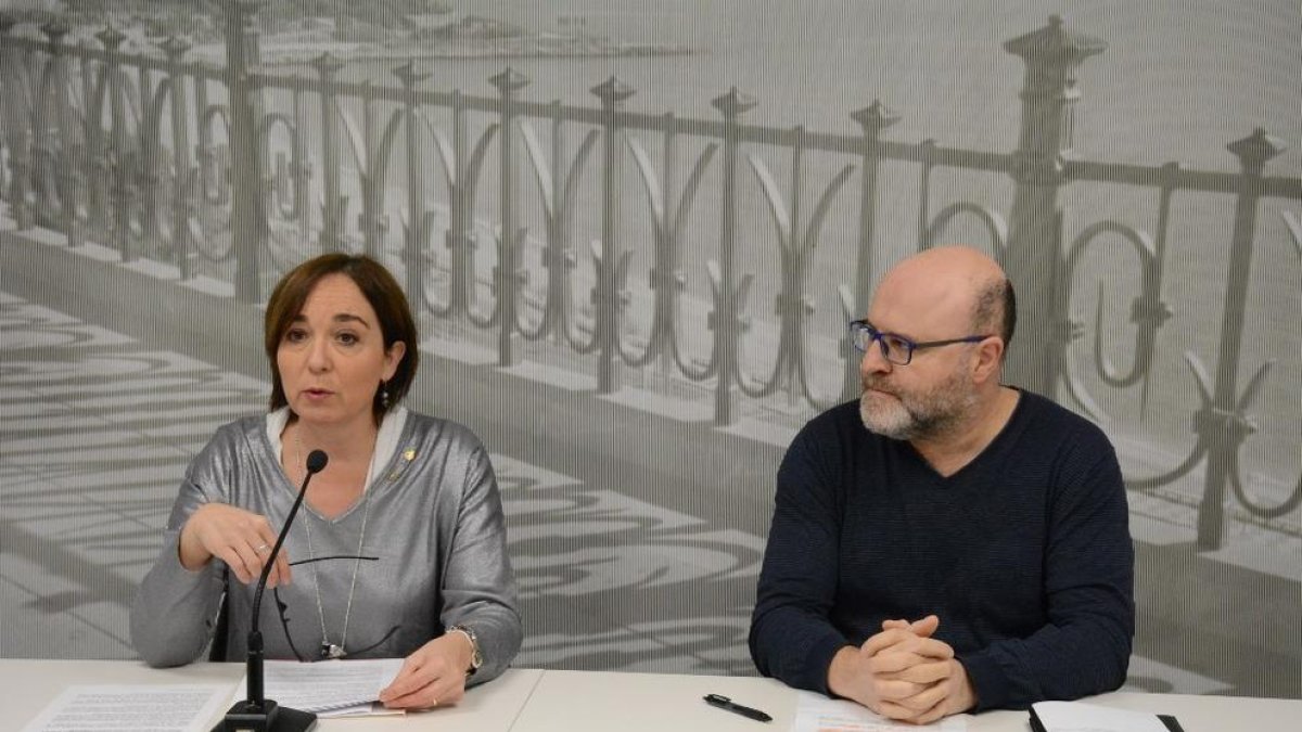 La concejala Begoña Flora i Xavier Brotons,durant la presentación de la segunda edición del premio.