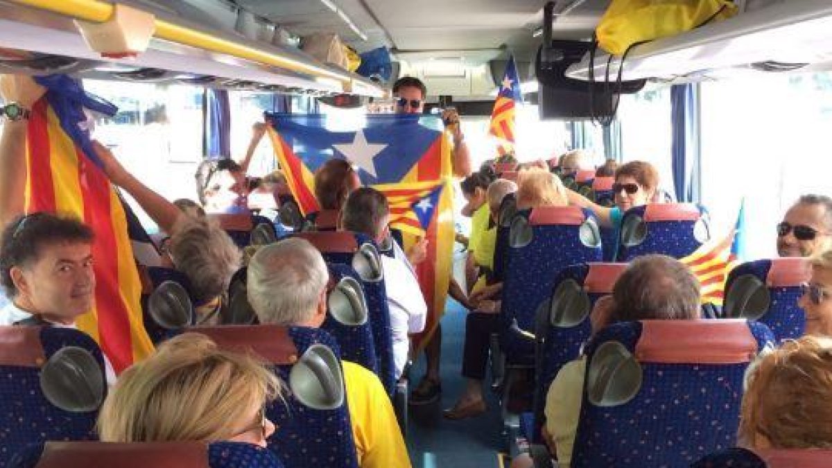 Los independentistas tarraconenses ya son en ruta hacia Barcelona con 34 autobuses