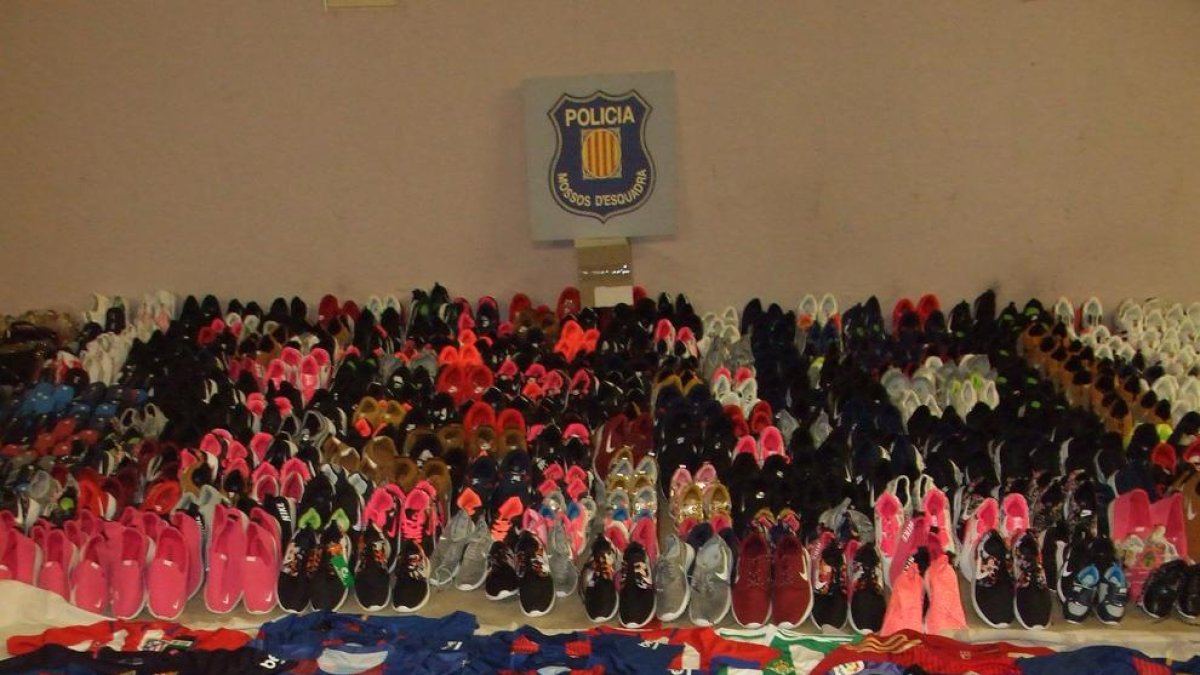 Desmantelado un punto de distribución de material destinado al “top manta”