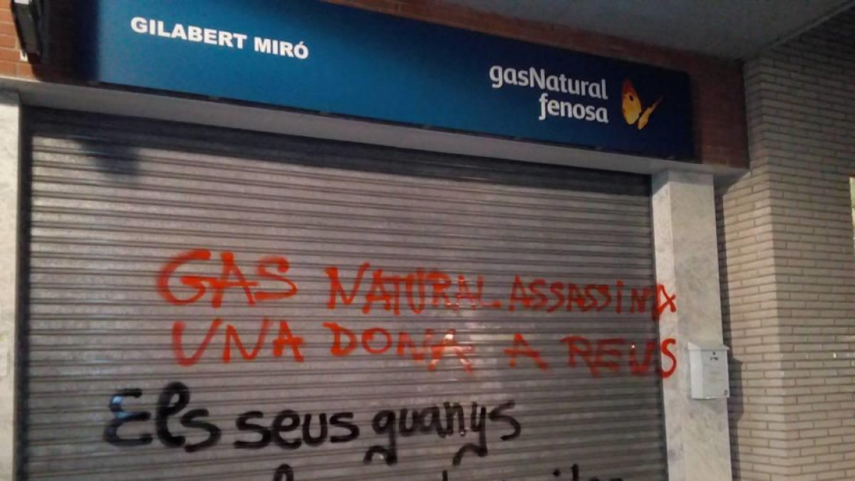 Pinten el local de Gas Natural a Tarragona en protesta per la mort de la dona en un incendi a Reus