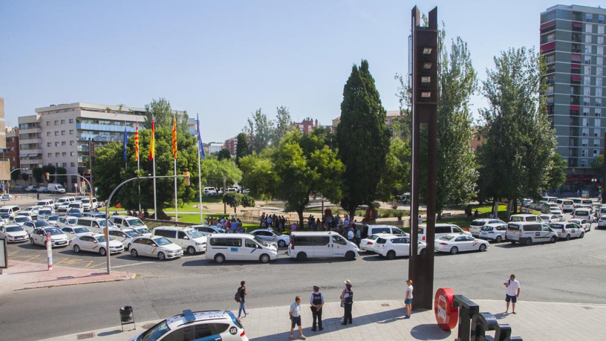 Los taxistas de Tarragona colapsan durante media hora la Imperial Tàrraco como protesta