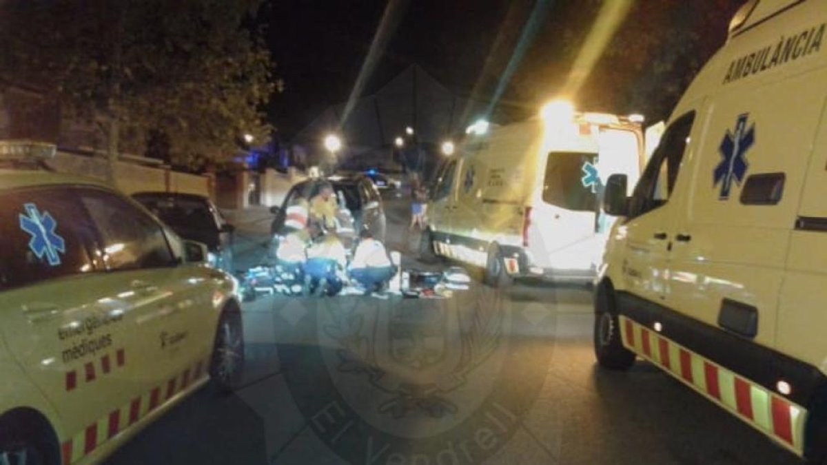 Una noia, ferida crítica en sortir projectada quan anava sobre el capó d'un cotxe al Vendrell
