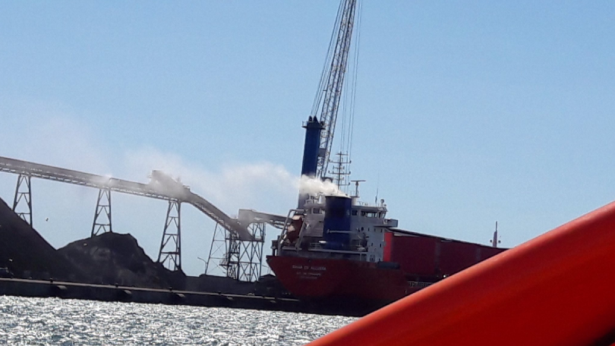 Incendio en el interior de un barco sin carga en el Muelle Navarra del Port de Tarragona