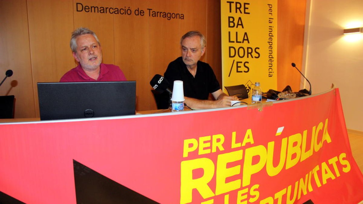 Jaume Morron, autor de l'estudi, a l'esquerra de la imatge, presentant el seu treball 'El preu de la dependència'