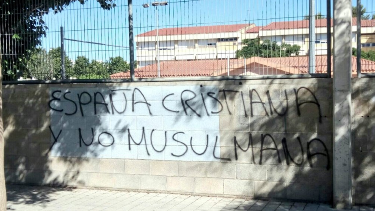 Aparecen pintadas racistas al muro del Instituto Roseta Mauri de Reus